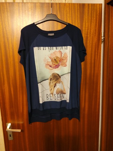 Blaues shirt mit - mit, aufdruck