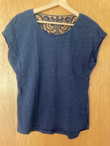 Dunkelblaues shirt mit - dunkelblaues, t-shirt